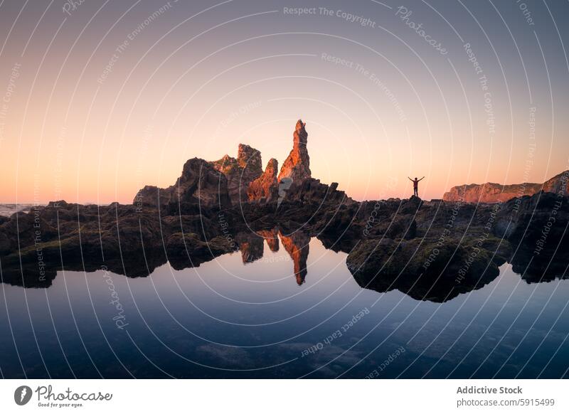 Atemberaubender Sonnenuntergang am felsigen Strand von Llanes, Asturien, Spanien llanes Playa de Pendueles Küste Felsen Formation Person Himmel Gezeitenbecken