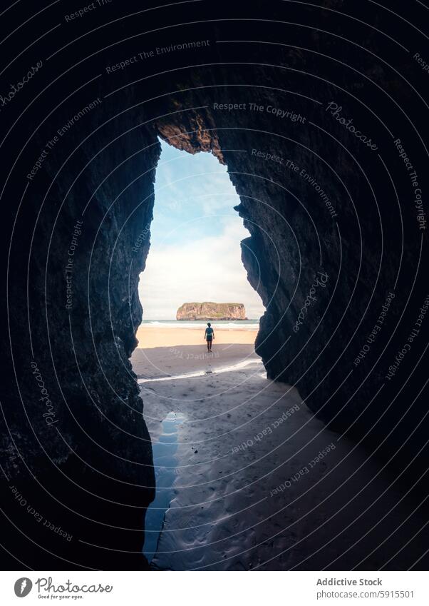 Entdecker am Sandstrand zwischen felsigen Klippen in Asturien llanes Strand Bogen Silhouette Sonnenlicht Wasser dramatisch Gelassenheit Playa de Andrin Felsen