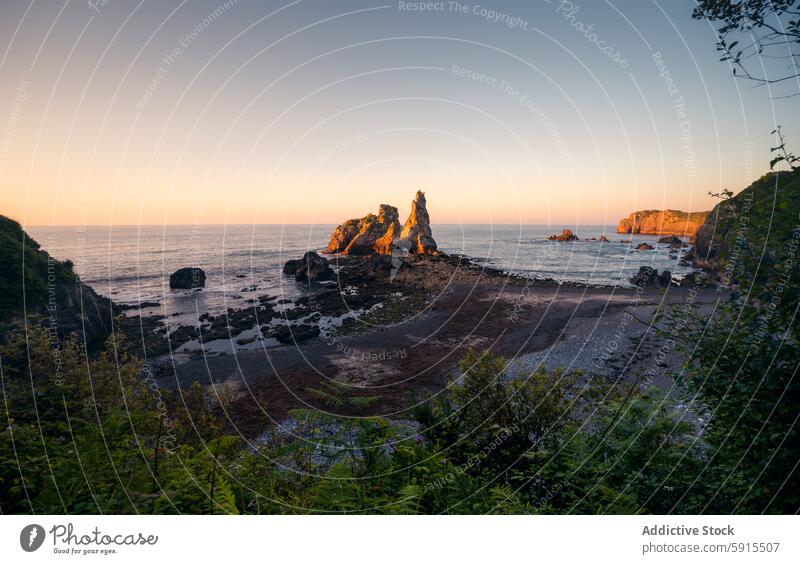 Sonnenaufgang über Felsformationen am Strand von Llanes in Asturien Felsen Formation llanes sandig Ufer Playa de Pendueles Landschaft Meereslandschaft