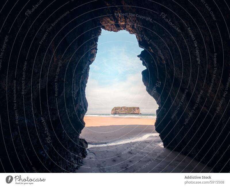 Atemberaubende Aussicht durch eine Höhle am Strand von Llanes in Asturien llanes Playa de Andrin Felsen Meer Sand Ufer Landschaft Küste Küstenstreifen MEER