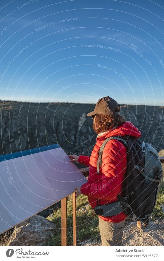 Seitenansicht einer nicht zu erkennenden Frau bei der Vogelbeobachtung in Salamanca unkenntlich anonym gesichtslos wandern Aussichtspunkt Spanien Landkarte