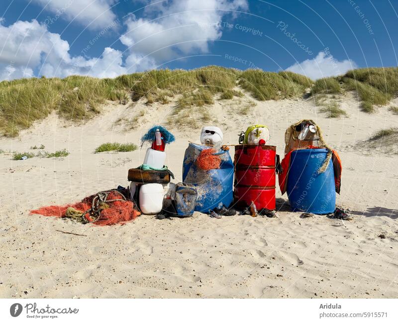 Müllskulpturen am Dünenstrand Strand Sand Skulptur Figur Meer Müll sammeln Umweltverschmutzung Recycling Umweltschutz Kunststoff Abfall Kunststoffverpackung