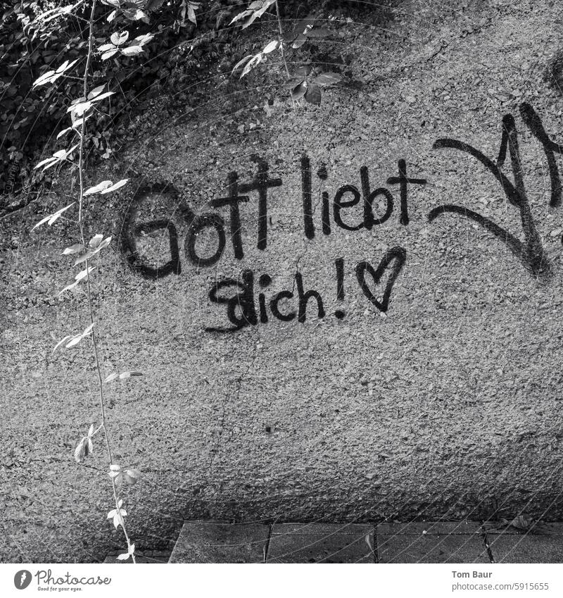 Gott liebt (s)dich - Graffiti grafitti Liebe Selbstliebe Grafitti Wand Schriftzeichen Wandmalereien trashig Jugendkultur Straßenkunst Mauer Schmiererei