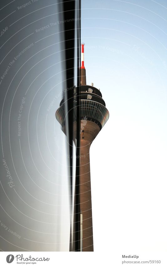 Rheinturm Düsseldorf Medienhafen Spiegel Hälfte Ladengeschäft Datenübertragung Antenne Bauwerk Turm Arbeit & Erwerbstätigkeit spieglung hoch Himmel Aussicht