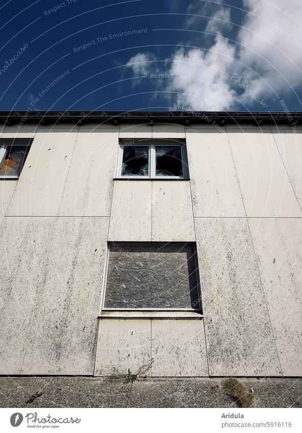 Fenster eines verlassenen Gebäudes vor blauem Himmel Architektur Haus Fassade alt lost places Verfall Zerstörung Zahn der Zeit trist Ruine Leerstand kaputt