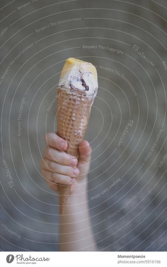 Kind hält Eis Hand lecker Sommer Sommerferien schmecken süß Essen Lebensmittel Ernährung Erfrischung genießen Dessert Kindheit Mädchen Speiseeis geschmackvoll