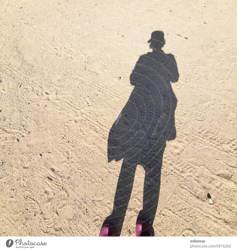 Schatten einer Frau am Strand Urlaub Sand Wüste Mütze Ferien & Urlaub & Reisen Farbfoto Tourismus Küste Licht Sommerurlaub Schönes Wetter Schattenwurf