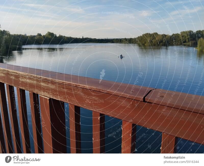 See mit Brückenbrüstung Brückengeländer Brüstung Geländer Wasser Gewässer Natur Weite Wasseroberfläche Stille Ruhe friedlich Landschaft Horizont still