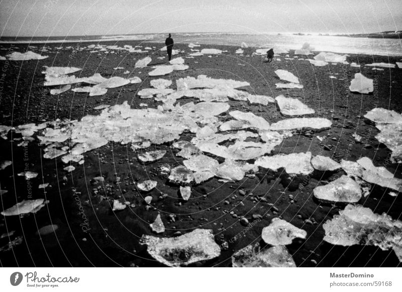 ice on the beach - sex on the rocks Strand Schnellzug Eisberg Himmel Meer See gehen stehen Vulkanstrand Island Gletschereis Lagune Wellen schäumen Gischt Licht