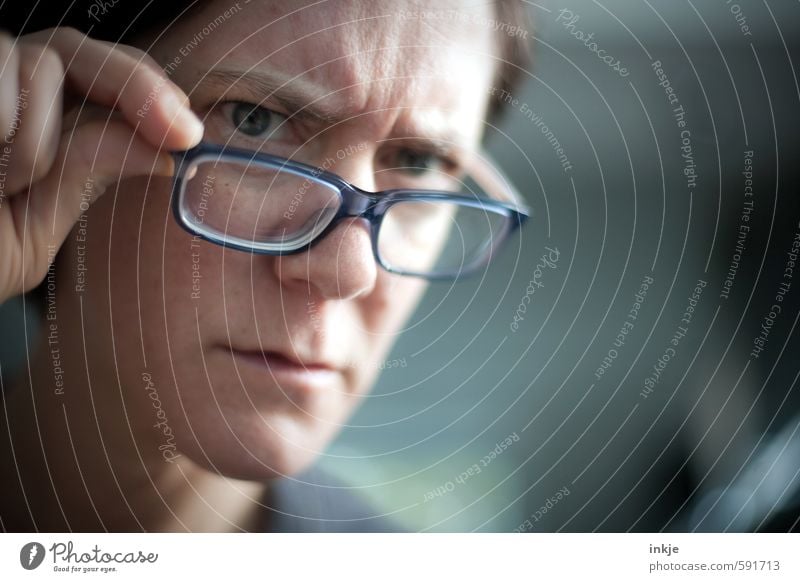 Frau schaut ernst über Brillenrand Bildung Erwachsenenbildung Leben Gesicht 1 Mensch 30-45 Jahre Lesebrille beobachten Blick achtsam gewissenhaft Neugier