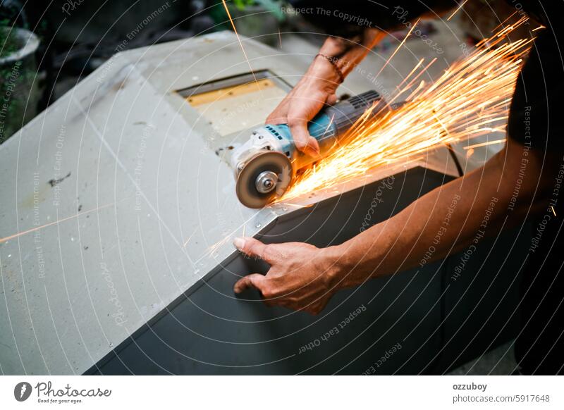 Nahaufnahme eines Arbeiters, der Metall schleift Schleifen Fabrik Funken Industrie Stahl Gerät Beruf Werkstatt Arbeitsgerät Herstellung Schneiden Maschinenbau