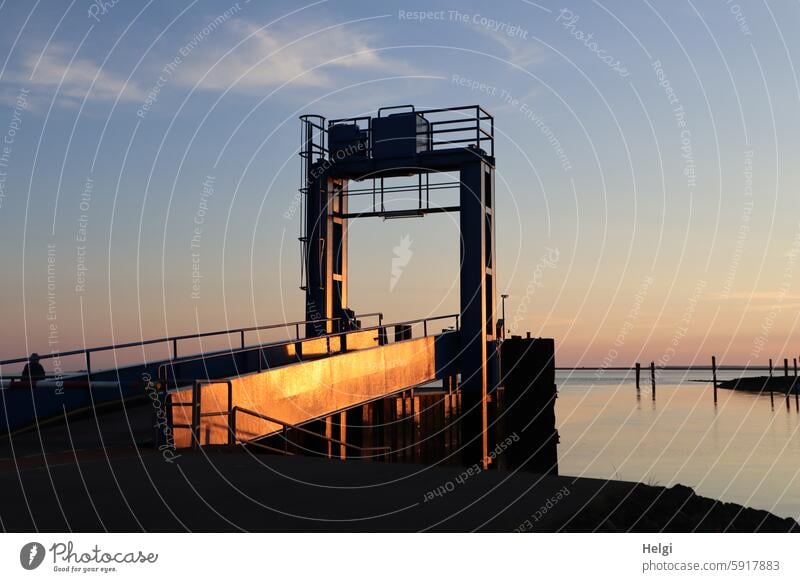 Abendsonne am Anleger Hafen Sonnenuntergang Nordsee Himmel schönes Wetter Sonnenlicht Licht Schatten Wasser Sommer Farbfoto Menschenleer Außenaufnahme Kontrast