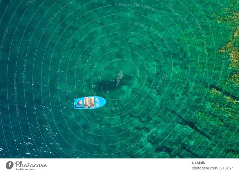 Kleines Fischerboot schwimmt auf ruhiger türkisfarbener Wasseroberfläche am Sommertag Boot MEER Meer blau reisen Urlaub Tourismus Draufsicht Antenne Dröhnen