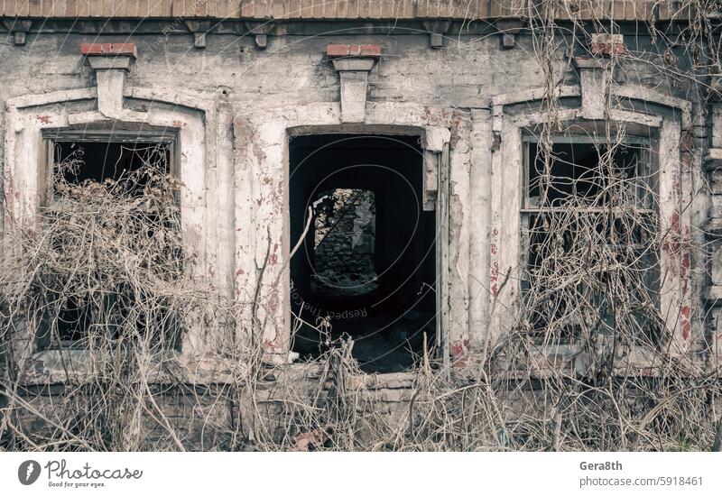 altes verlassenes Haus in der Ukraine Donbass Donezk Verlassen Architektur Hintergrund Klotz blau Baustein Gebäude vergraben Großstadt geschlossenes Fenster