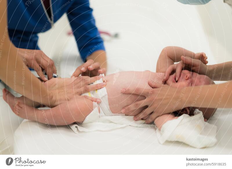 Das Baby wird vom Kinderarzt im Beisein der Mutter geimpft. Vorbeugende Impfung gegen Diphtherie, Keuchhusten, Tetanus, Hepatitis, Hämophilus influenzae, Pneumokokken, Poliomyelitis