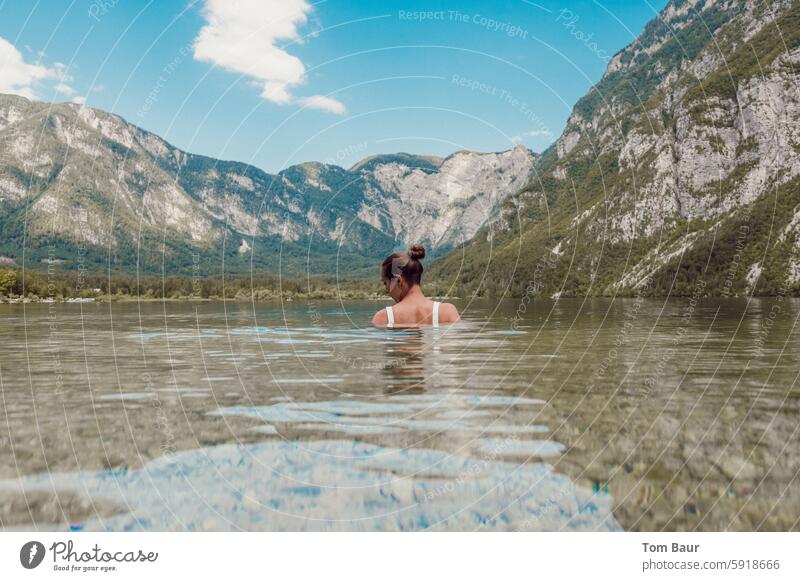 Brünette Frau beim Baden im Bergsee vor Bergpanorama baden Schwimmen & Baden Wasser Erholung Ferien & Urlaub & Reisen Sommer Erfrischung Farbfoto nass Wellness