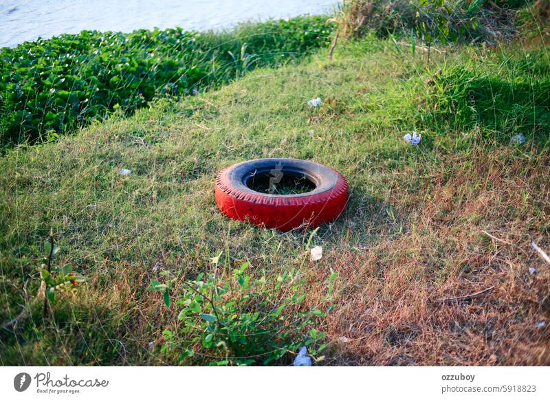 Gebrauchte Autoreifen mit Plastikmüll am Flussufer keine Menschen horizontal Reifen - Fahrzeugteil im Freien soziale Fragen Verschmutzung Müll Natur Umwelt alt