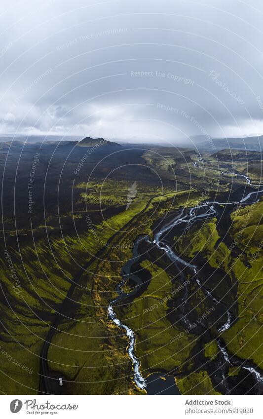 Dramatische Luftaufnahme der isländischen Hochlandflüsse und Berge Island Antenne Landschaft Fluss Berge u. Gebirge vulkanisch grün schwarz Stimmung Himmel