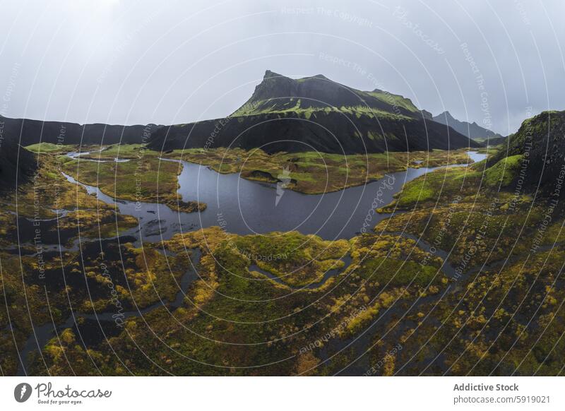 Fesselnde Luftaufnahme des isländischen Hochlands mit Nebel Landschaft Island Highlands Berge u. Gebirge grün Moos Wasser blau Gelassenheit Natur im Freien