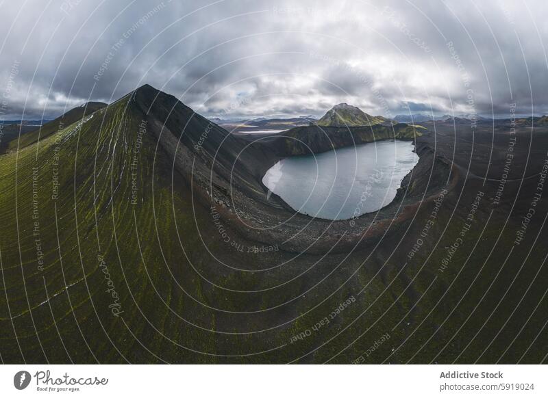 Luftaufnahme der dramatischen schwarzen und grünen Berge in Island Berge u. Gebirge Hochland See Antenne bedeckt Landschaft Natur vulkanisch Gelassenheit