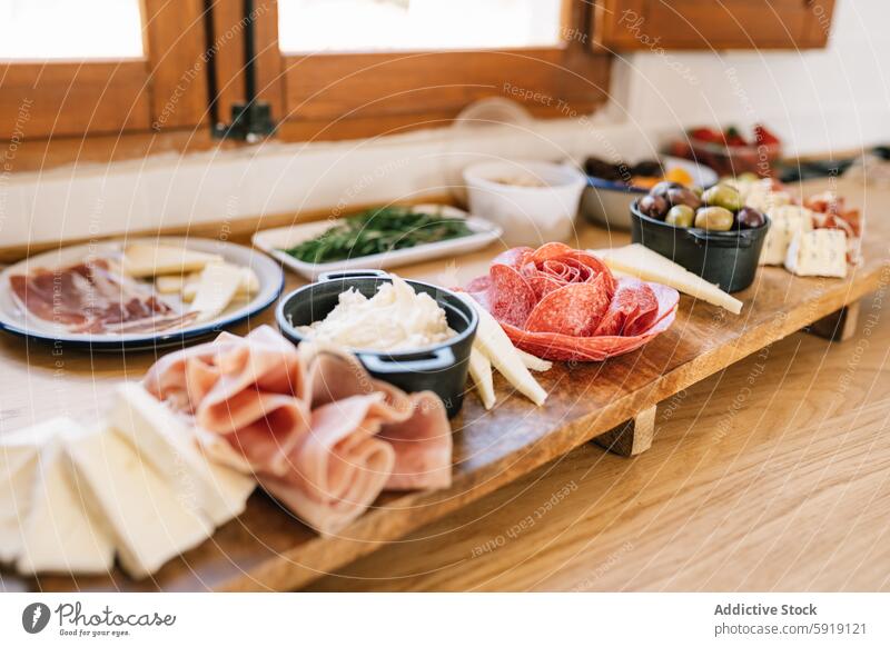 Gourmet-Essen auf einem Holztisch Tisch hölzern Lebensmittel Feinschmecker Käse geheilt Fleisch oliv Gemüse frisch Ordnung Holzplatte Snack Platte Varieté