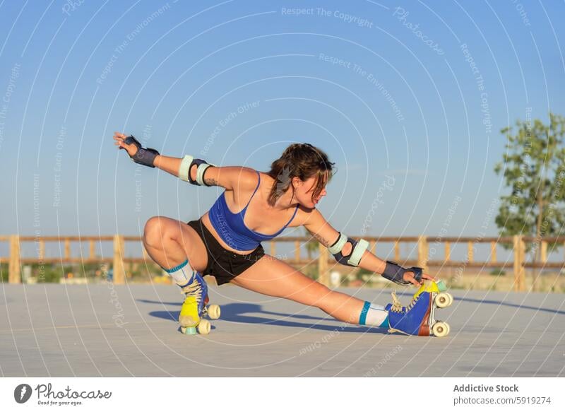 Junge Frau auf dem Skateboard im Park jung Trick Skateplatz Großstadt Fähigkeit Fokus aktiv Fitness Hobby Aktion Bewegung dynamisch Energie Gleichgewicht Übung