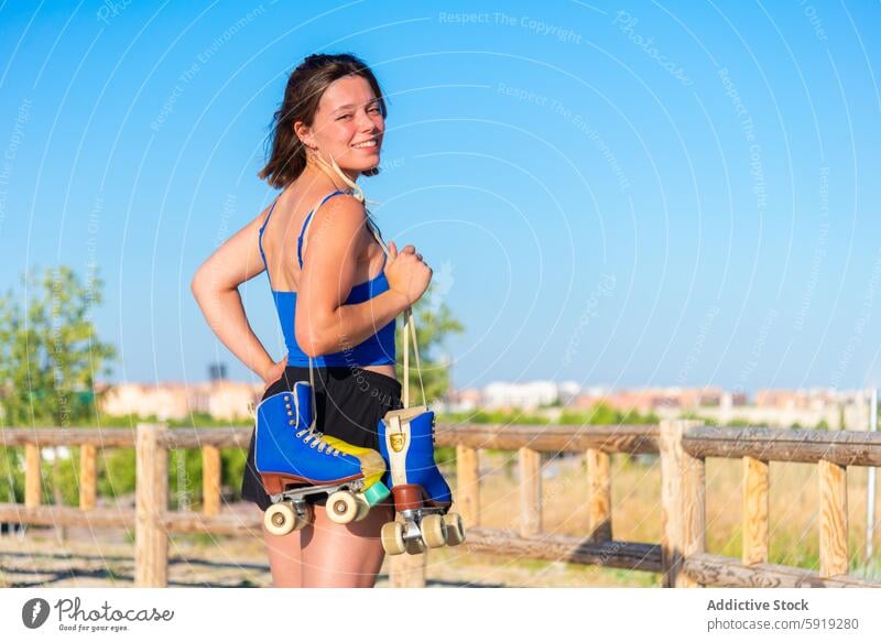 Junge Frau genießt Rollschuhlaufen im sonnigen Skatepark Rollerskate Skateplatz im Freien Freude Sport Freizeit Aktivität Sommer Fitness Gesundheit Lifestyle