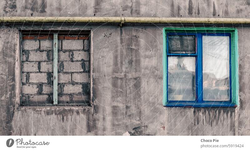 gemauertes geschlossenes Fenster eines Altbaus Ukraine Verlassen Architektur Hintergrund Klotz blau Baustein Gebäude vergraben Großstadt Farbe Konflikt COVID