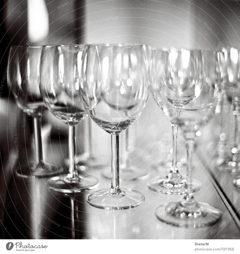 In Reihe Glas grau schwarz weiß Weinglas Reflexion & Spiegelung analog Schwarzweißfoto Innenaufnahme Textfreiraum oben Kunstlicht Licht Schatten Kontrast