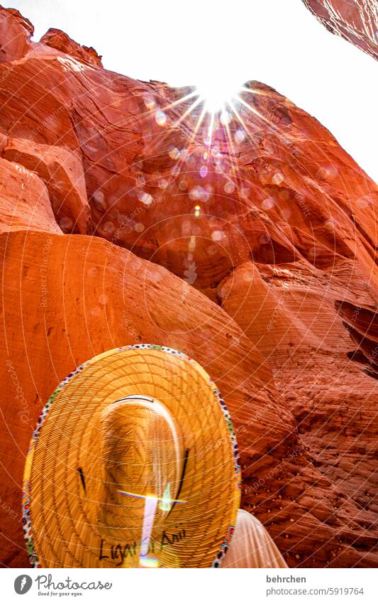 sonnenhut Schlucht staunen unterwegs sein Kindheit Junge Sonnenstern Sonnenstrahlen Sonnenlicht Felsen überwältigend USA Antelope Canyon Amerika Himmel Natur