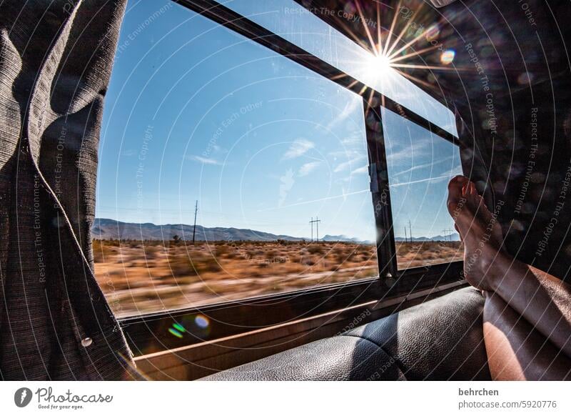 unterwegs sein! Beine reisen Wohnmobil ausruhen entspannen erholen Fenster Landschaft Ferien & Urlaub & Reisen Ferne Freiheit Abenteuer Farbfoto Straße Fernweh