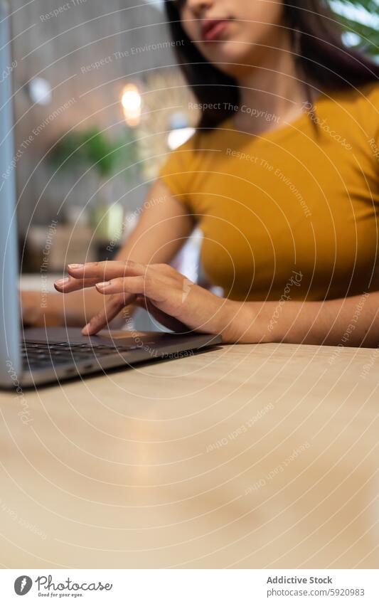 Anonyme Frau beim Tippen auf dem Laptop während der Arbeit Unternehmer benutzend online Büro Internet Business Arbeitsplatz Geschäftsfrau zuschauen