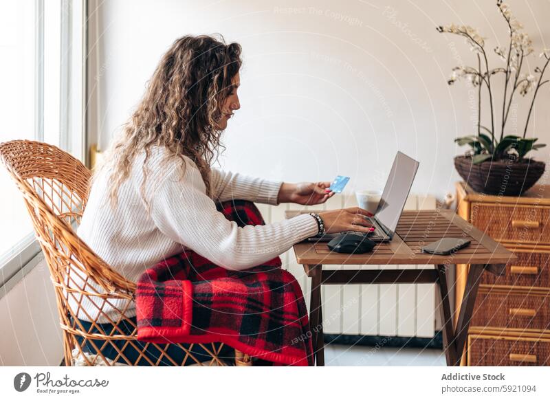 Frau kauft mit Laptop und Kreditkarte zu Hause ein Tippen freiberuflich Arbeit Projekt abgelegen benutzend pc Netbook Browsen Job selbständig online Gerät