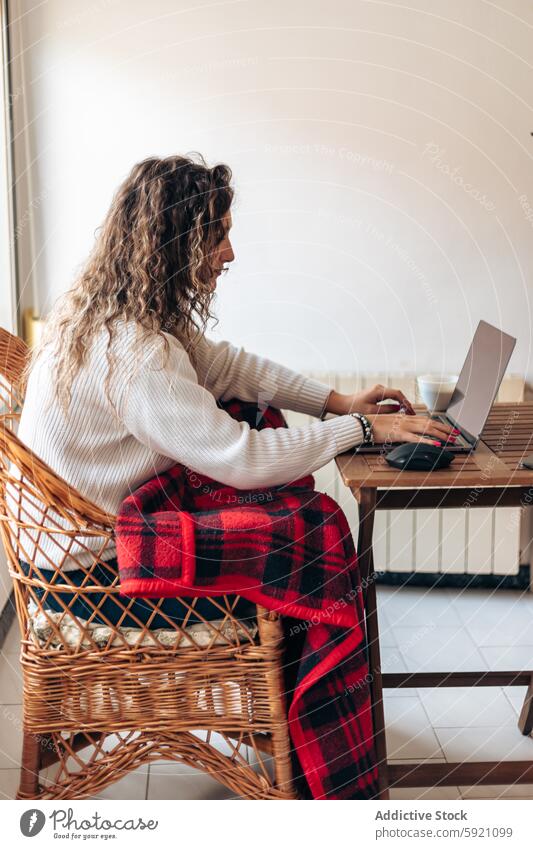 Frau arbeitet am Laptop zu Hause Tippen freiberuflich Arbeit Projekt abgelegen benutzend pc Netbook Browsen Job unabhängig selbständig online Gerät Internet