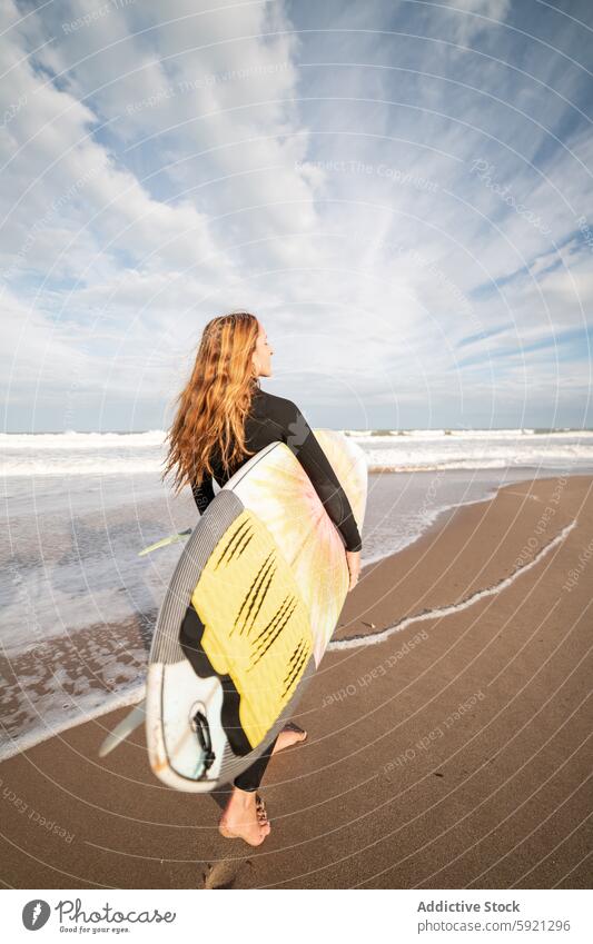 Frau mit Surfbrett auf dem nassen Strand Küste Ufer Hobby Aktivität Zeitvertreib Sport MEER Wasser Gezeiten winken Hafengebiet Seeküste Natur Meeresufer Gerät