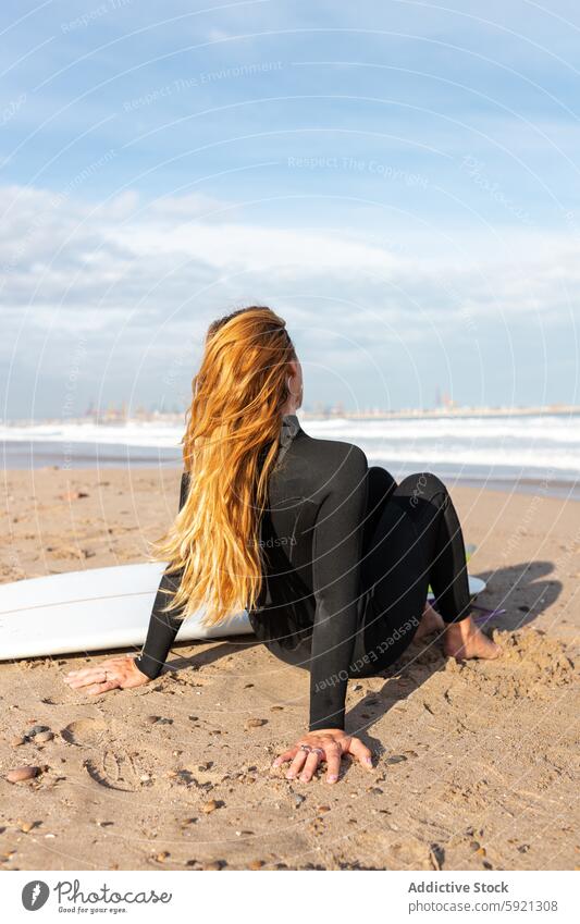 Unbekannte Frau in der Nähe des Surfbretts am Meeresufer Küste Ufer Hobby Aktivität Zeitvertreib Sport MEER Wasser Gezeiten winken Hafengebiet Sand Seeküste