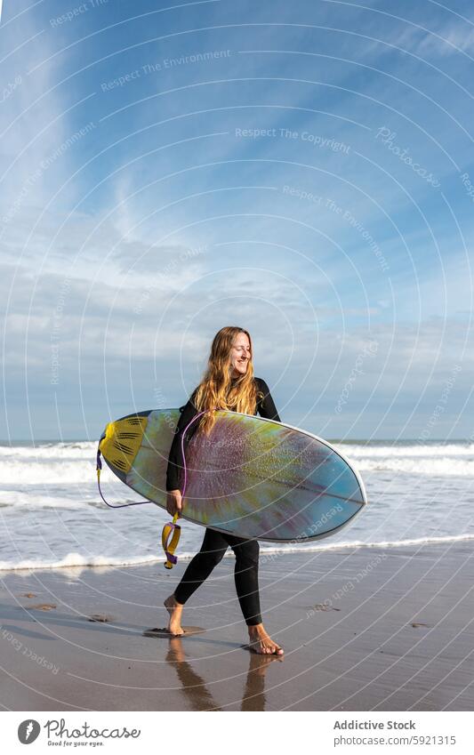 Frau mit Surfbrett auf dem nassen Strand Küste Ufer Hobby Aktivität Zeitvertreib Sport MEER Wasser Gezeiten winken Hafengebiet Seeküste Natur Meeresufer Gerät