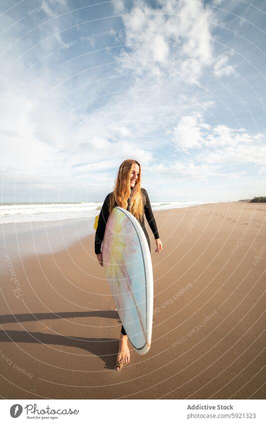 Frau mit Surfbrett am nassen Strand stehend Küste Ufer Lächeln Stehen Hobby Aktivität Zeitvertreib Sport MEER Wasser Gezeiten winken Hafengebiet Seeküste Natur