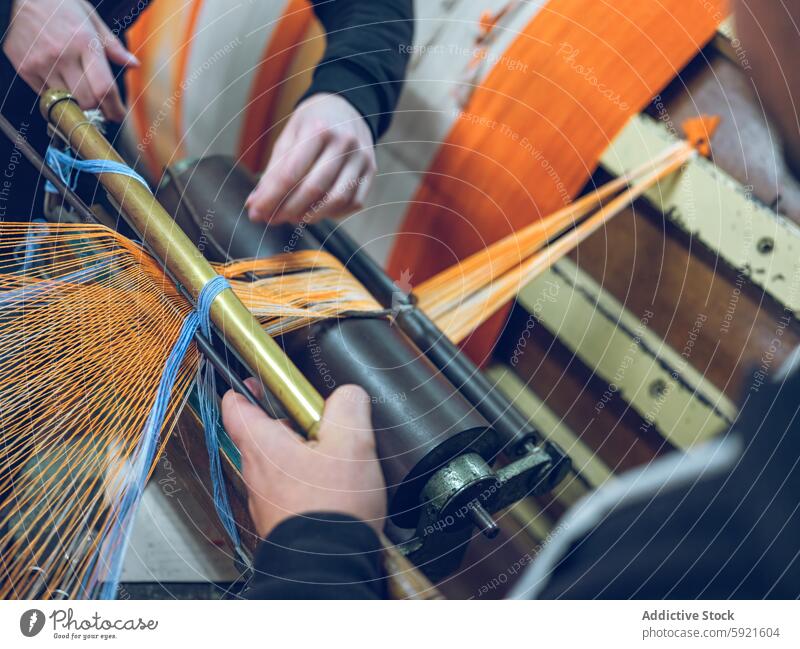 Arbeiten in einer Textilfabrik mit Garnen und Maschinen Mühle Arbeiter Hand Sehne Prozess Industrie Textilproduktion Gewebe Herstellung Webstuhl Einfädeln Spule