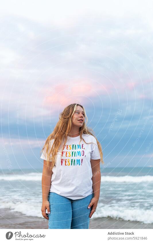 Inhalt stilvolle Frau steht am Strand im Sonnenuntergang Stil jung trendy Sommer positiv MEER Seeküste Glück heiter selbstbewusst Meeresufer Küste Abend