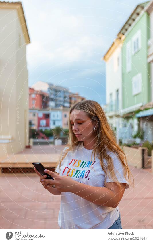 Elegante Frau, die in der Stadt auf ihrem Smartphone surft benutzend soziale Netzwerke Nachricht Browsen jung Großstadt Straße Surfen Mobile Anschluss Talkrunde