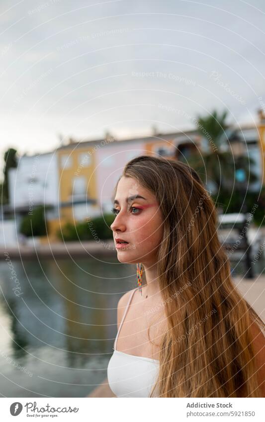 Charmante junge Frau in der Stadt am Abend Großstadt tropisch Stauanlage Sonnenuntergang charmant ruhig Sommer Windstille Stil Straße genießen lange Haare