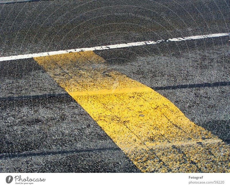 Straßenstrich. Asphalt gelb fahren Streifen weiß grau nass trocken Geometrie Regelung Bodenbelag Kontrast streichen zeichnen auftragen Perspektive Lampe