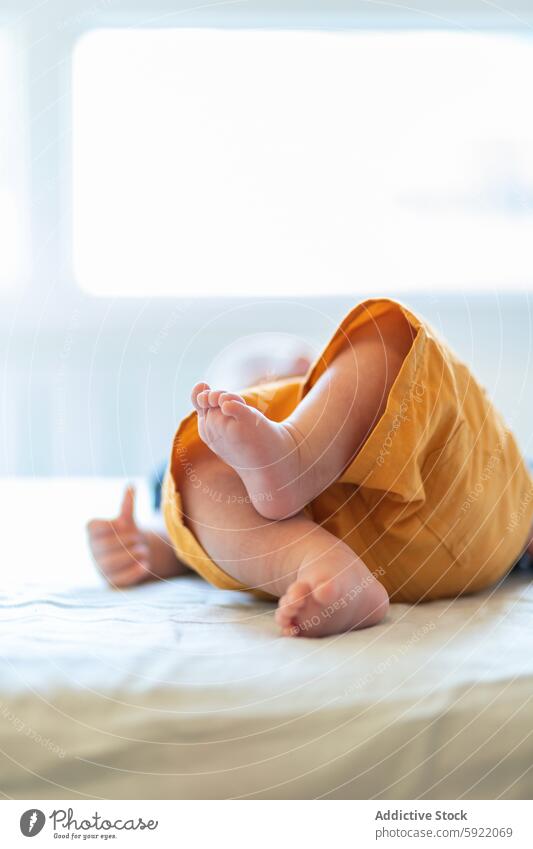 Niedliches Neugeborenes auf weißem Bett liegend in der Tageszeit Baby Lügen Schlafzimmer ruhen unschuldig bezaubernd Komfort Kindheit Säuglingsalter Windstille