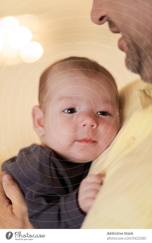 Niedliches Baby in den Händen des anonymen Vaters weinen Mann verärgert Kinderbetreuung Umarmen Liebe Angebot Kindheit Pflege neugeboren Zuneigung Eltern