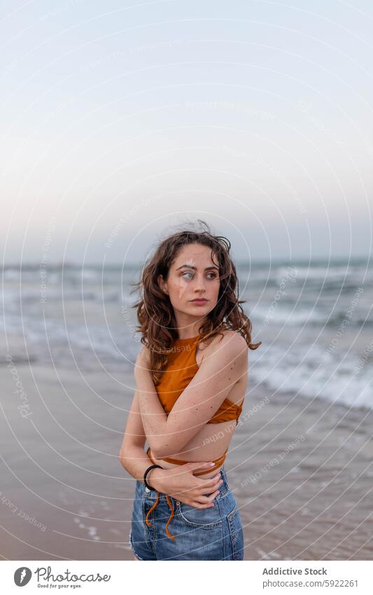 Junge Frau steht am Meer MEER Strand winken Abend verträumt Küste Seeküste Sommer Wochenende ruhen jung Wasser Ufer sich[Akk] entspannen lange Haare