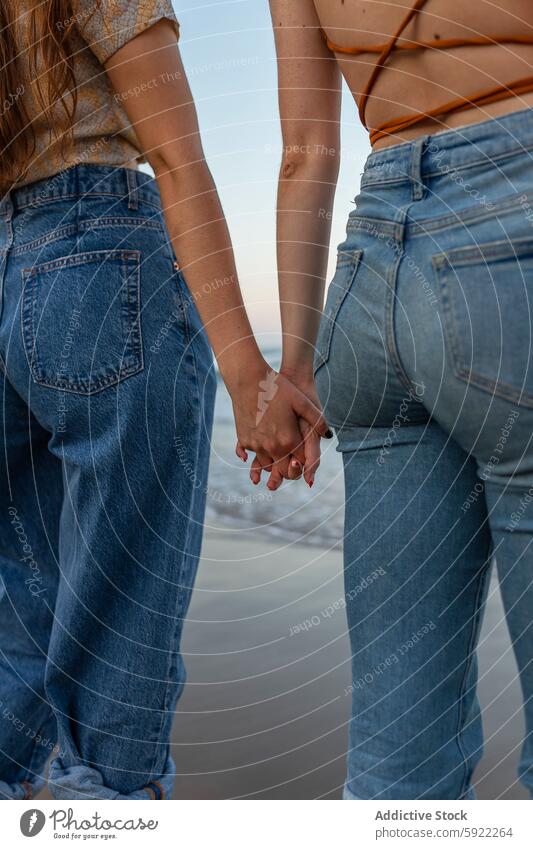 Crop-Frauen halten Hände am Strand Freundin Händchenhalten MEER Termin & Datum romantisch lesbisch Liebe Paar Zusammensein Wasser Partnerschaft Sommer Urlaub