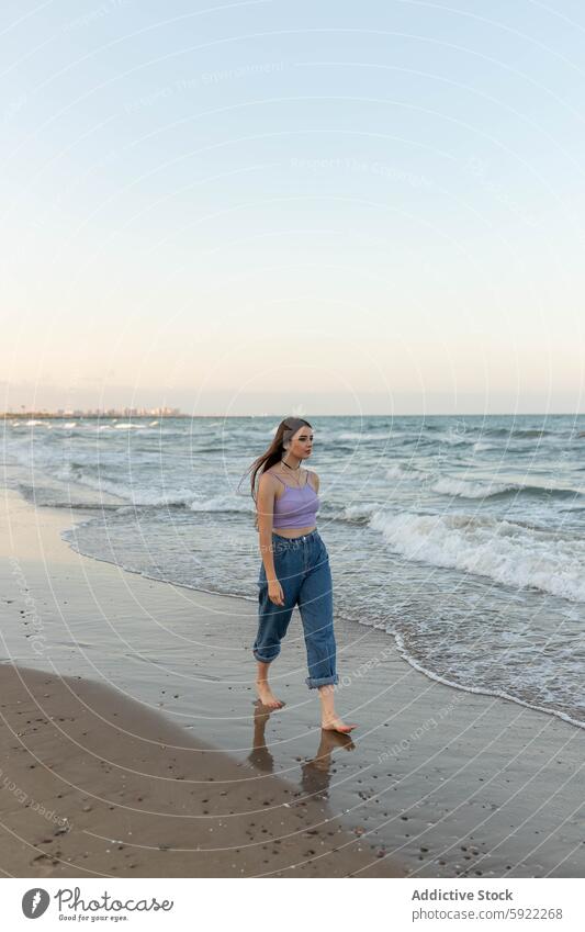 Barfüßige Frau in der Nähe von Meereswellen Spaziergang MEER winken Abend Strand nass Wochenende Sand Wasser Barfuß Küste Ufer Natur Sommer Urlaub jung Seeküste