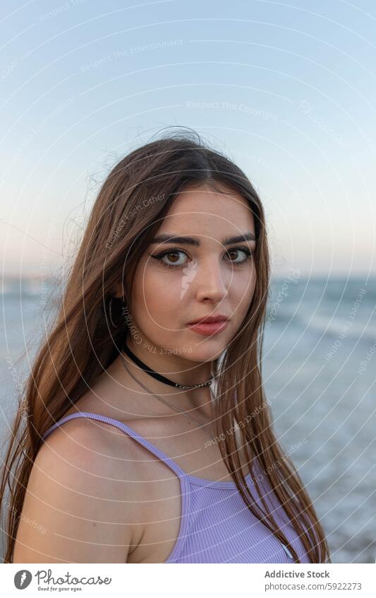 Junge Frau steht am Meer MEER Strand winken Abend verträumt Küste Seeküste Sommer Wochenende ruhen jung Wasser Ufer sich[Akk] entspannen lange Haare