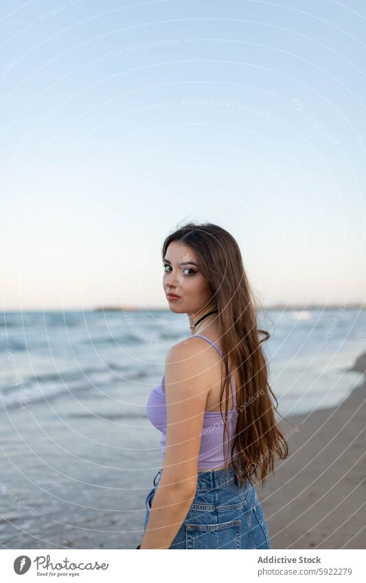 Junge Frau steht am Meer MEER Strand winken Abend verträumt Küste Seeküste Sommer Wochenende ruhen jung Wasser Ufer sich[Akk] entspannen lange Haare